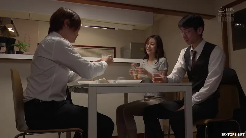 đến nhà tiền bối ở nhờ, ép làm tình luôn vợ yêu sếp