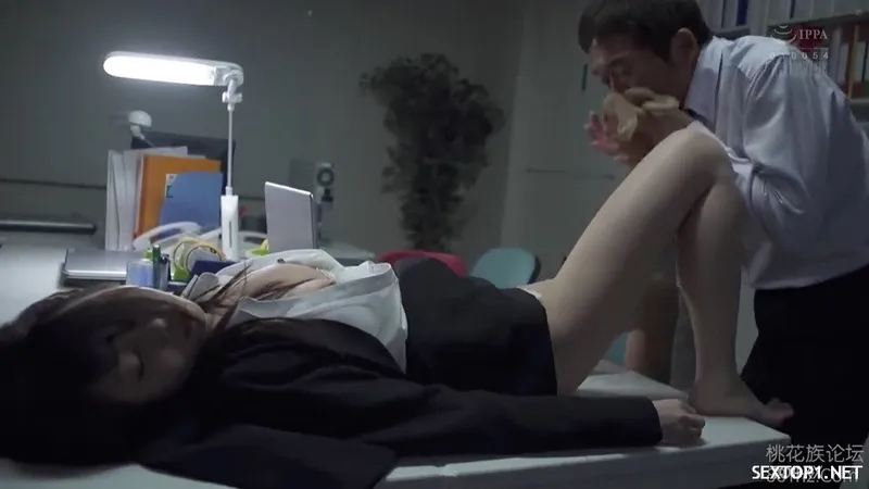 Em thư ký khổ tâm gặp phải gã tiền bối biến thái