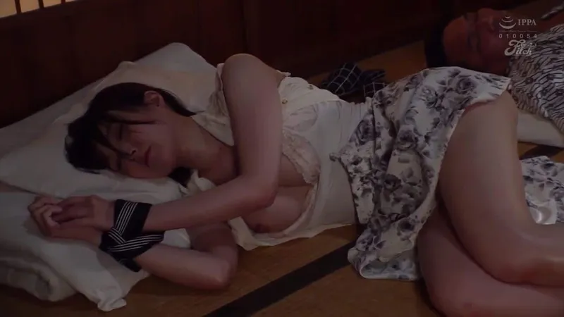 Xin ông chồng đi công chuyện với cấp trên, nữ nhân viên rơi vào kế hoạch của ông sếp biến thái