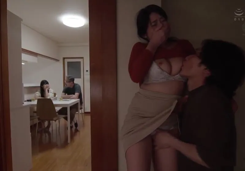 Má trộm nhìn người vợ ông chồng tí tẹo chịch nào ngờ con rể nhìn thấy