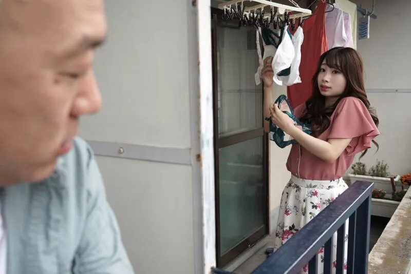 Gã cạnh nhà chuyên soi mói và cặp vợ yêu chồng yêu thường xuyên rên la quá to