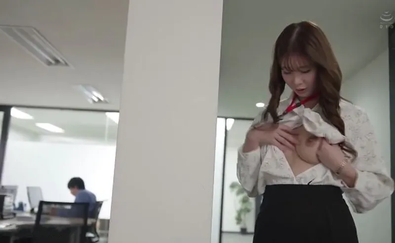 Bí ẩn đằng sau cô nhân viên bề ngoài nghiêm nghị, thực chất là "nữ hoàng dâm đãng"